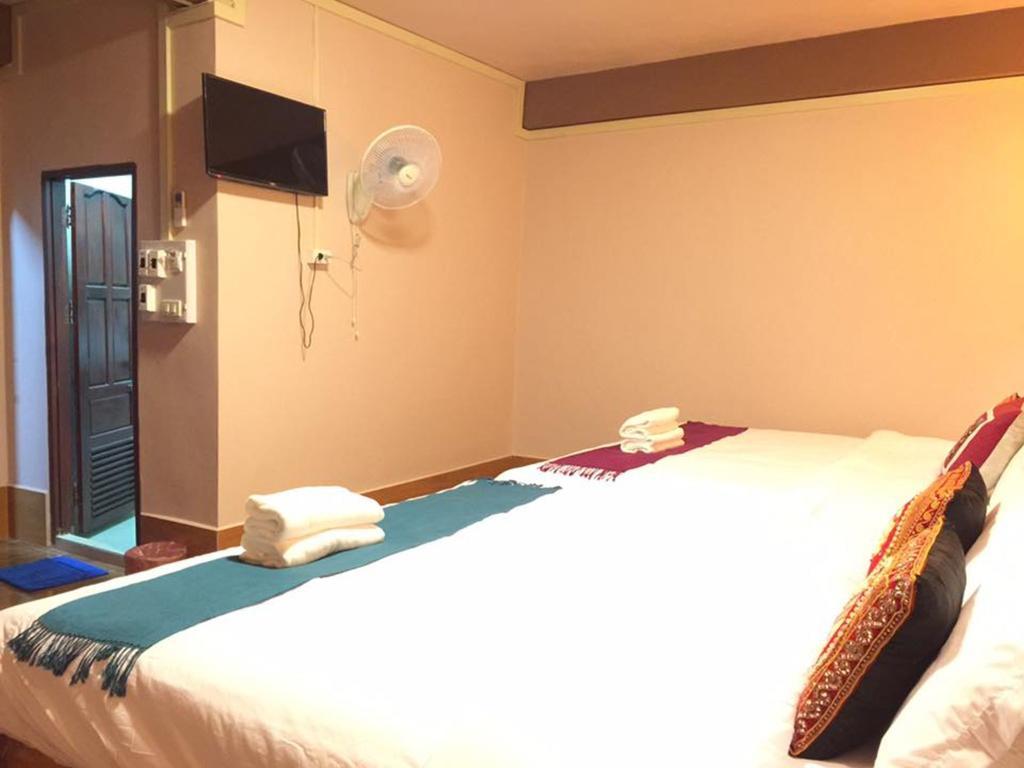 ואנג ויינג Happy River View Hotel מראה חיצוני תמונה